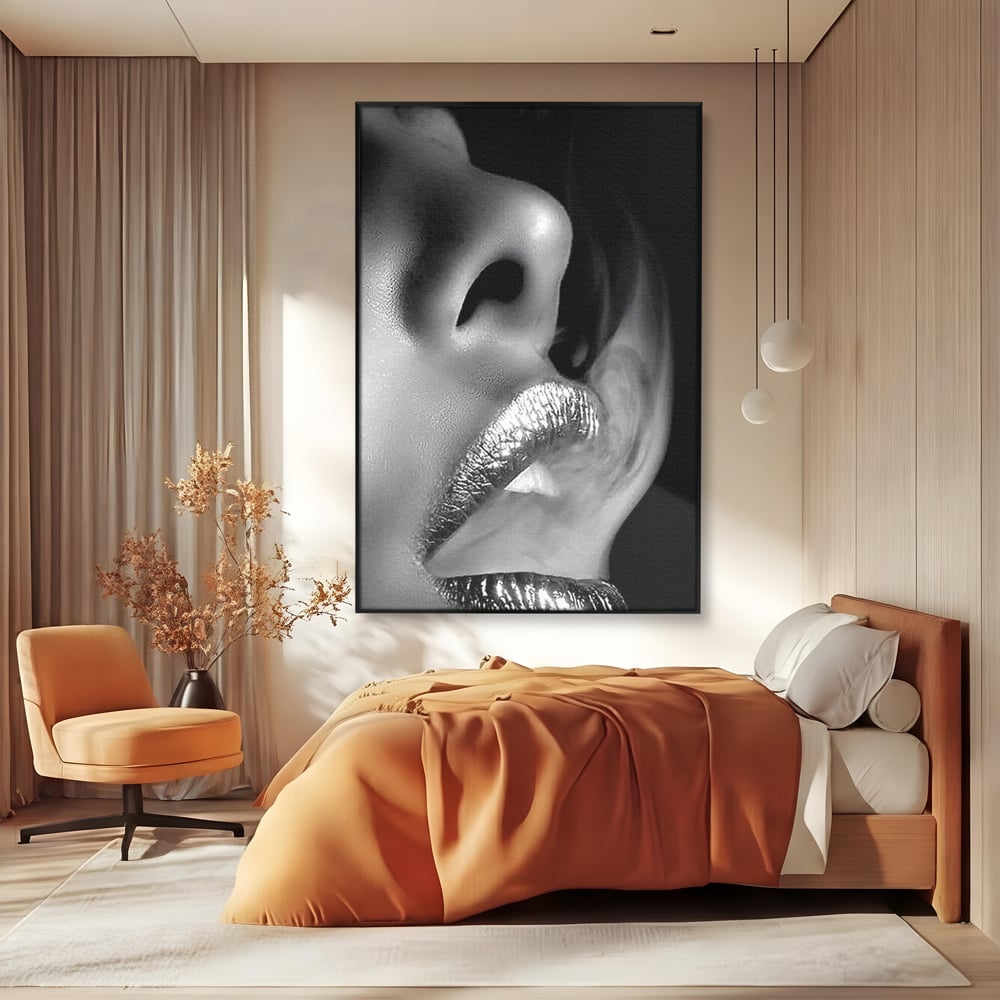 Tablou canvas cu tablou canvas cu buze si fum, in rama de aluminiu negru, pe perete intr-un dormitor